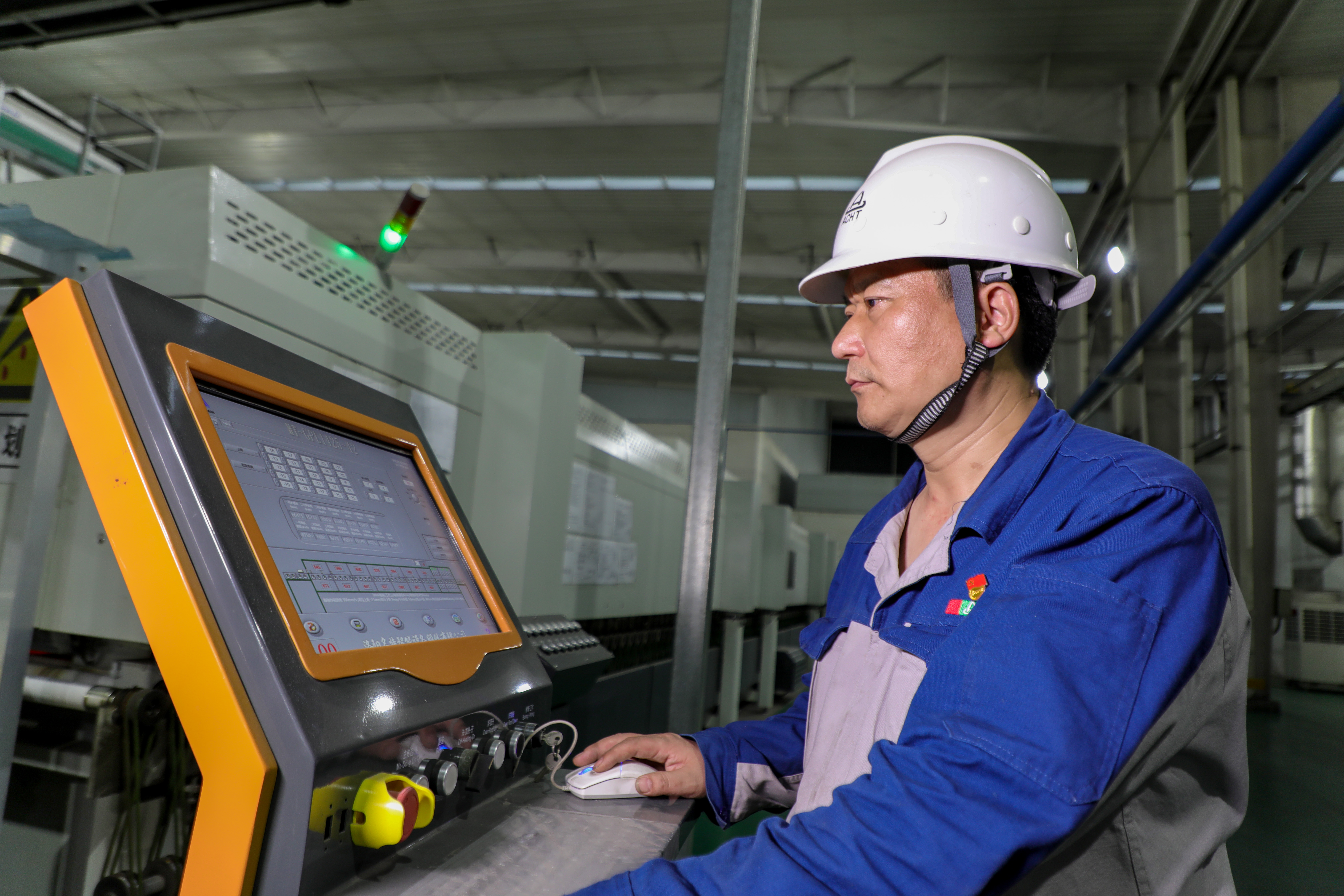 安陽市五一勞動獎?wù)芦@得者趙俊濤:采擷太陽之光,追求綠色事業(yè)