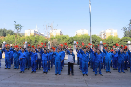 凝心聚力謀發展,砥礪奮進向未來——許昌安彩舉行國慶升國旗儀式