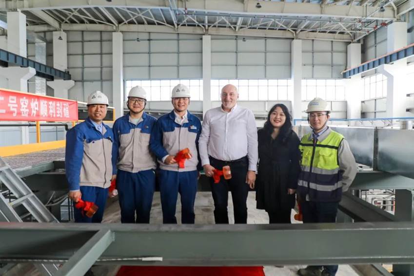 安彩藥玻項目2號窯爐順利封碹！