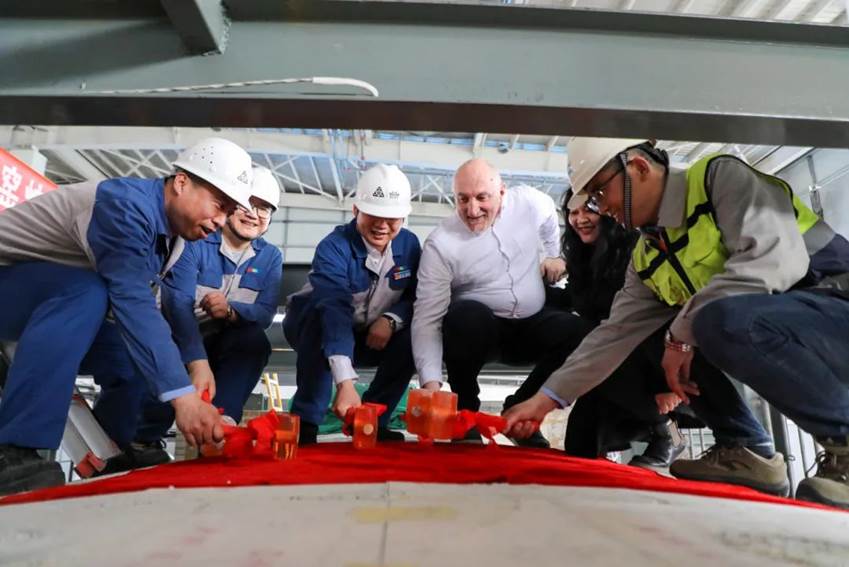 安彩藥玻項目2號窯爐順利封碹！