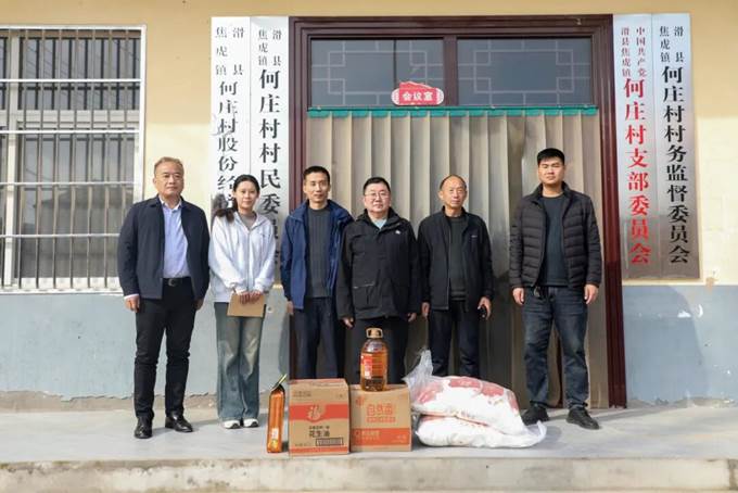 安彩高科到“第一書記”駐村點(diǎn)開展重陽節(jié)慰問活動(dòng)